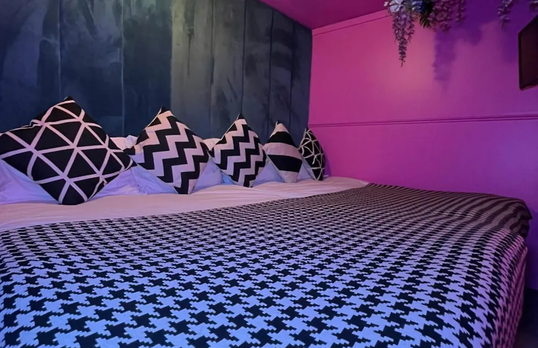 Manchester'S Only Themed Slumber Party Suite For 8 With Makeup Room-1