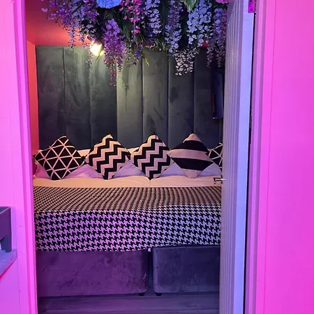 Manchester'S Only Themed Slumber Party Suite For 8 With Makeup Room-3