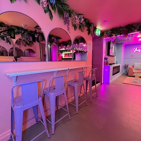 Manchester'S Only Themed Slumber Party Suite For 8 With Makeup Room-2